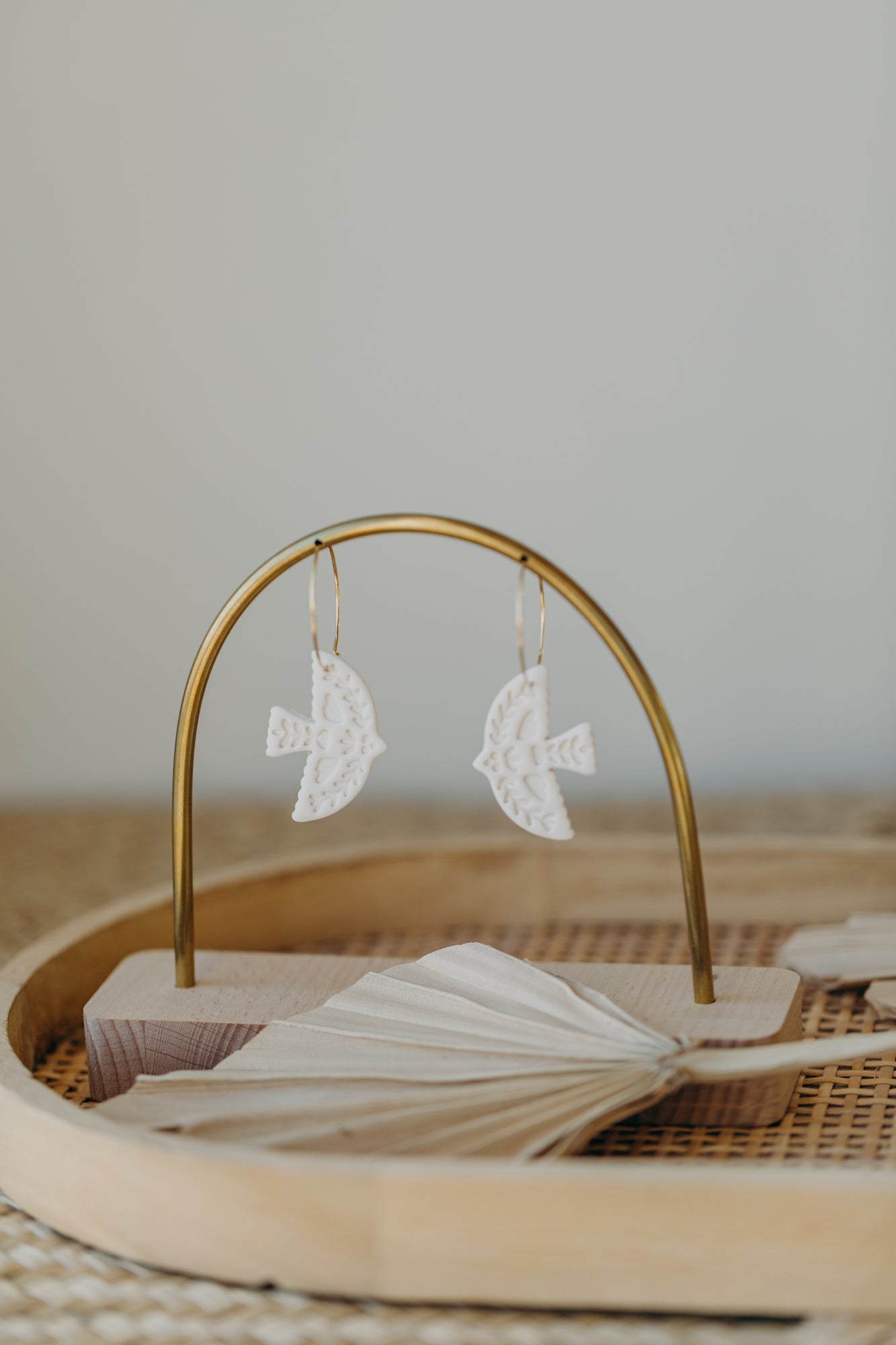 NAYLA - Bird hoop earrings in chalk color