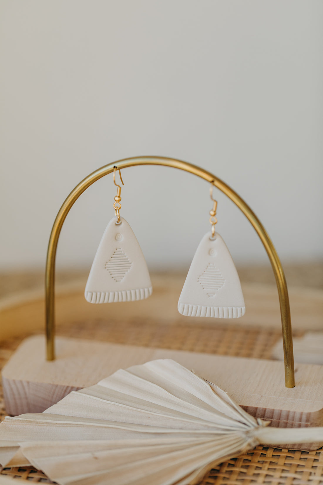 TOSCHA - helle Boho Ohrringe in der Farbe Kreide