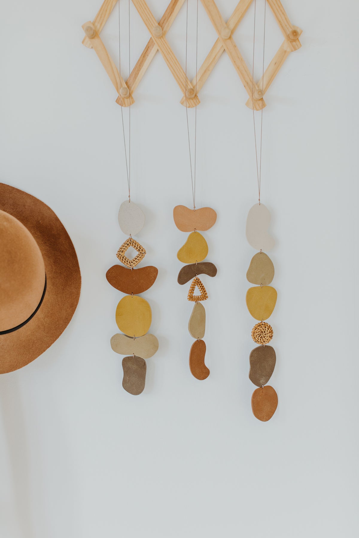 Wand Dekoration aus Polymer Ton in Naturfarben und Rattan Elementen