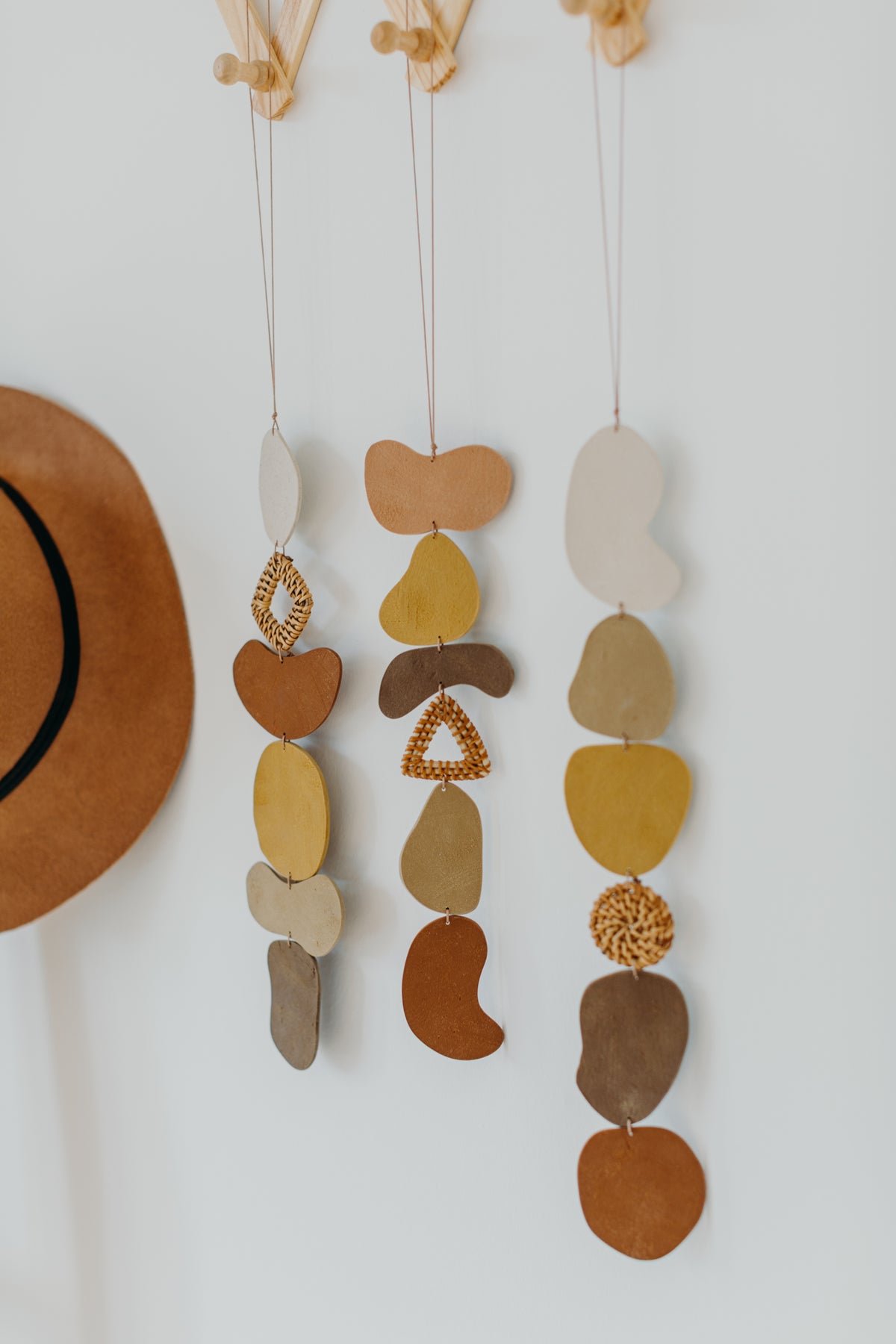 Wand Dekoration aus Polymer Ton in Naturfarben und Rattan Elementen
