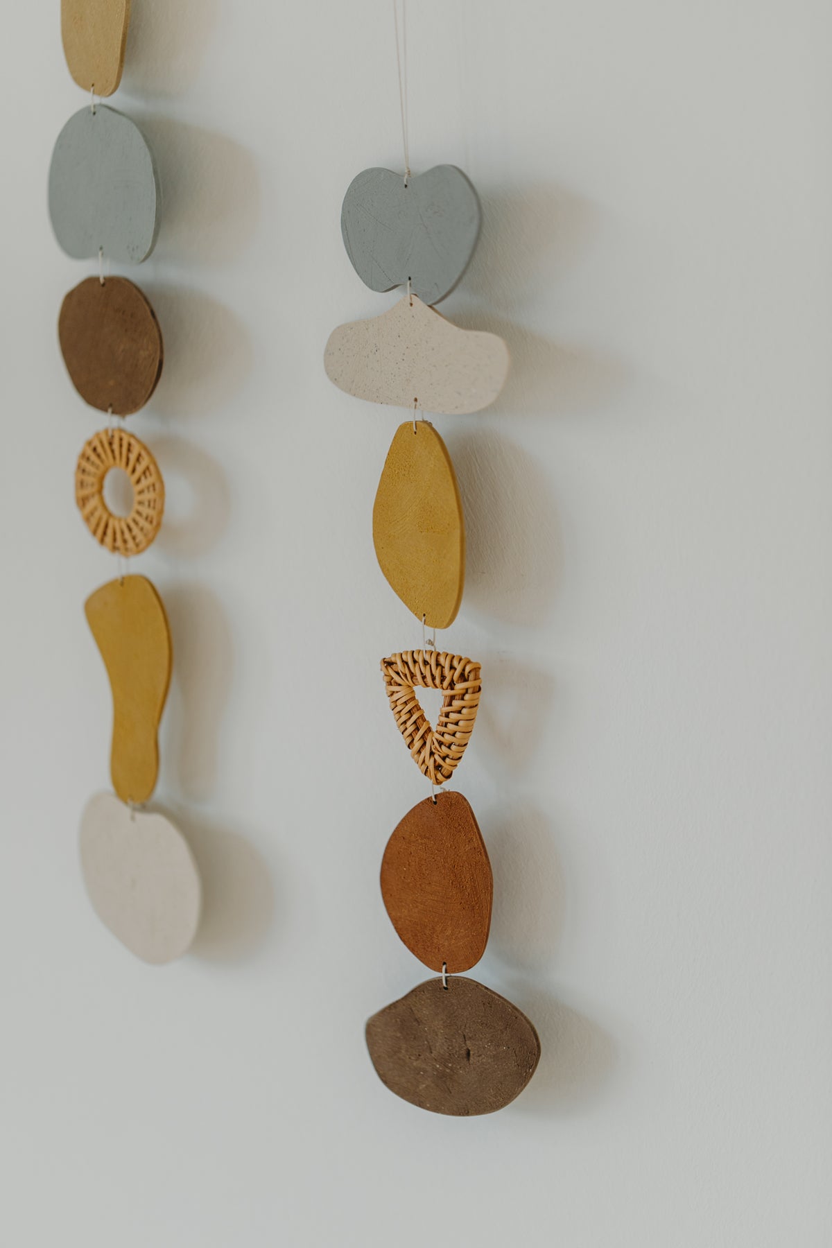 Wand Dekoration aus Polymer Ton in Naturfarben und Rattan Elementen