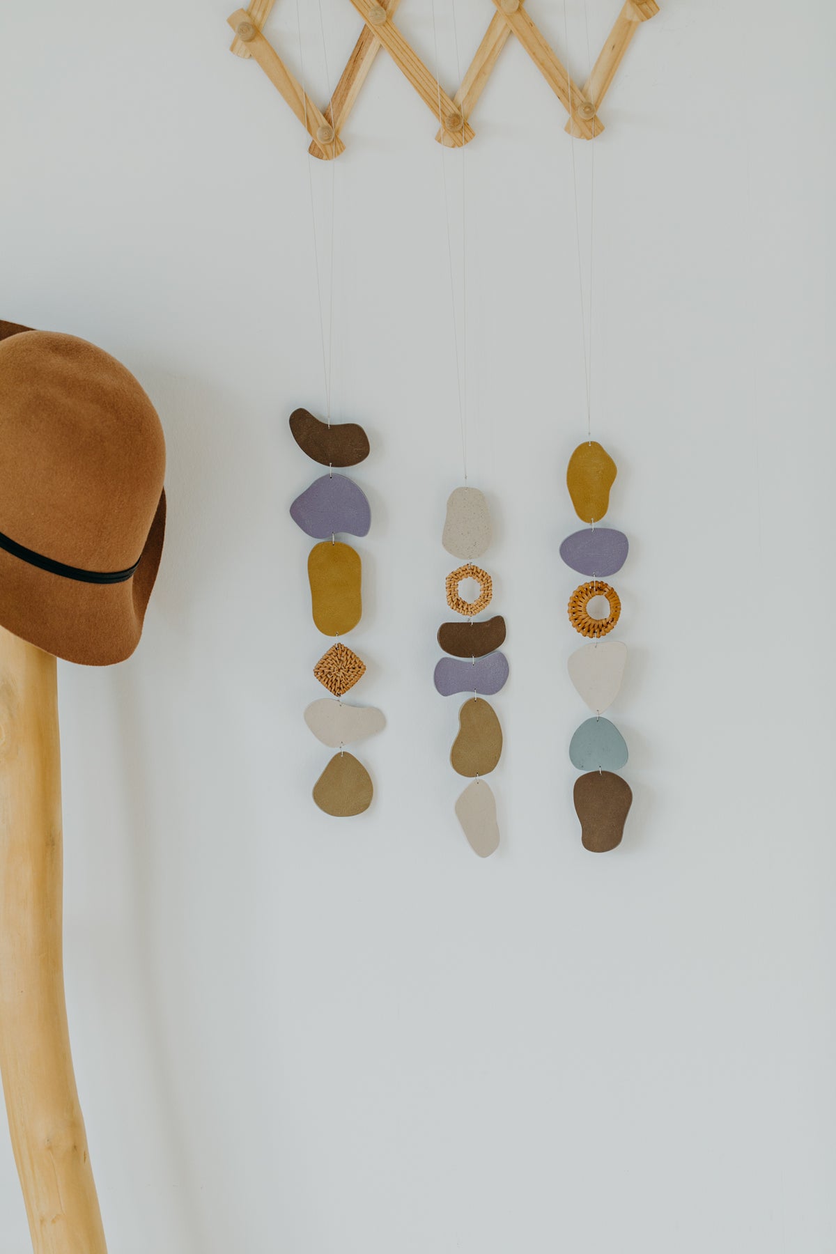 Wand Dekoration aus Polymer Ton in Naturfarben und Rattan Elementen
