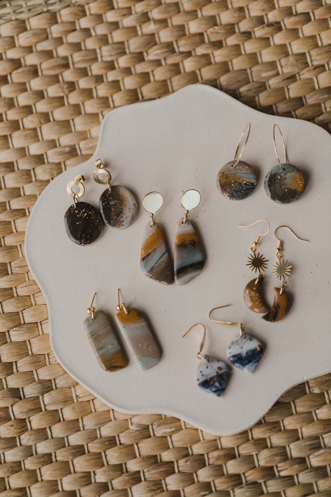 KIRA - braune Mond Ohrringe aus Polymer Ton mit Blattgold