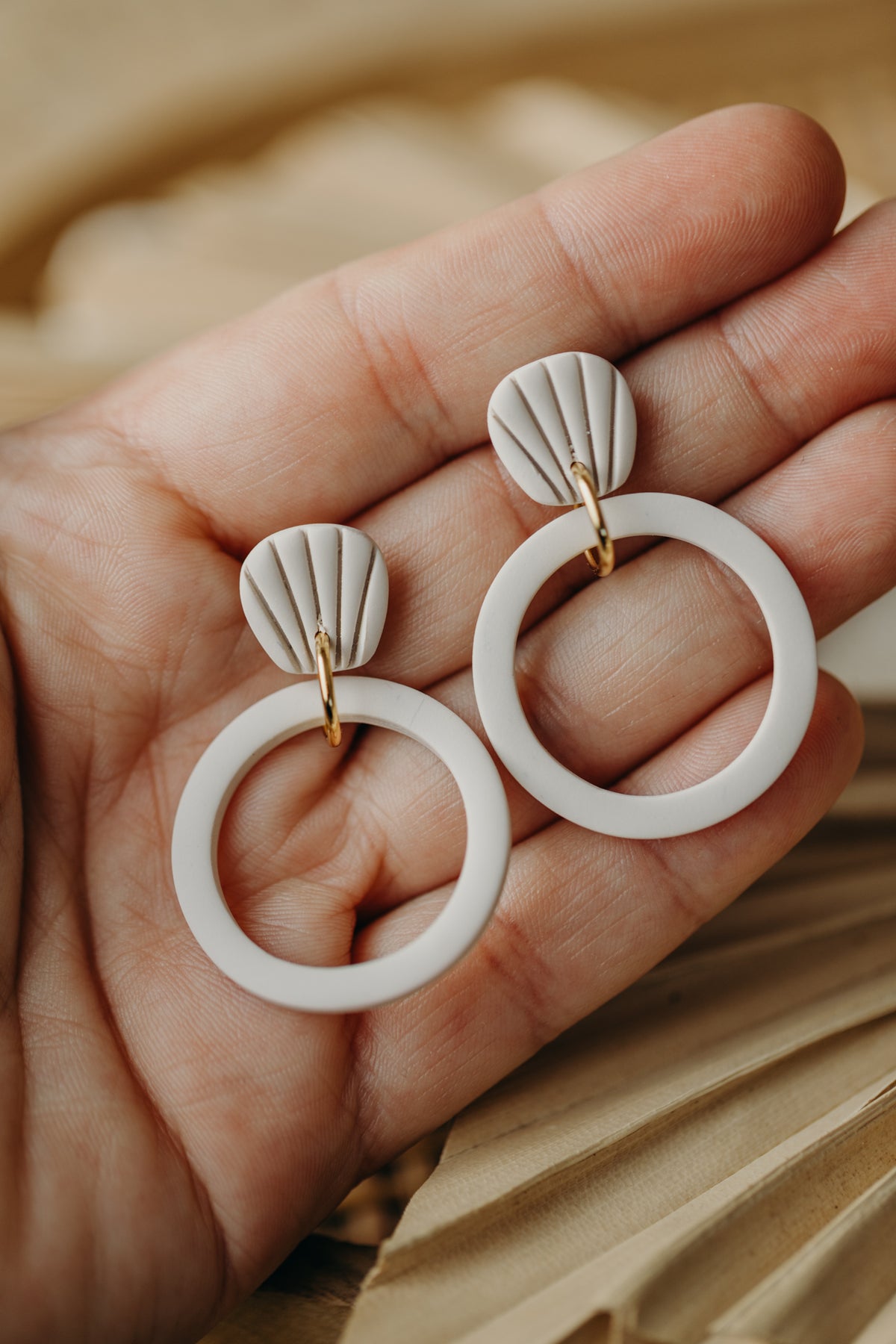 CAMILLE - helle Polymer Ton Ohrringe mit Muschel Ohrstecker