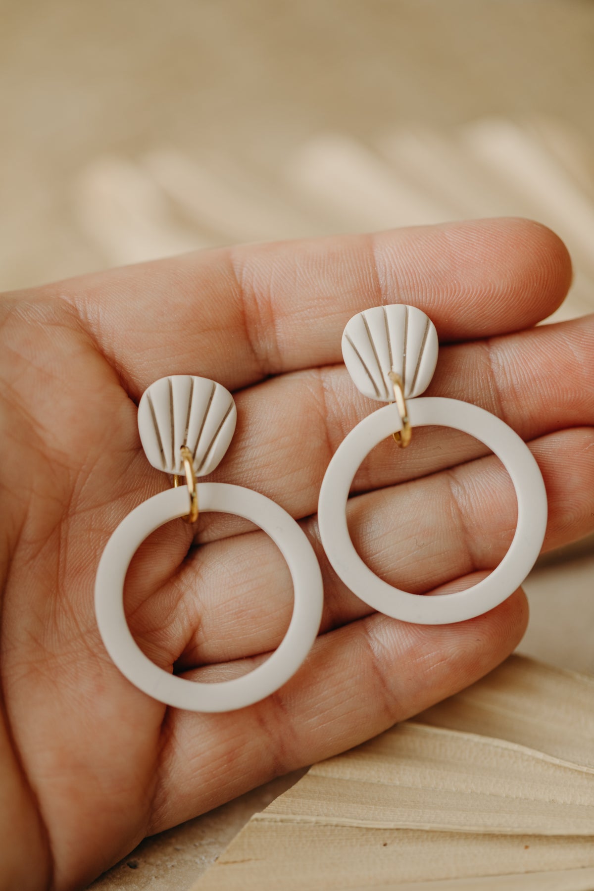 CAMILLE - helle Polymer Ton Ohrringe mit Muschel Ohrstecker