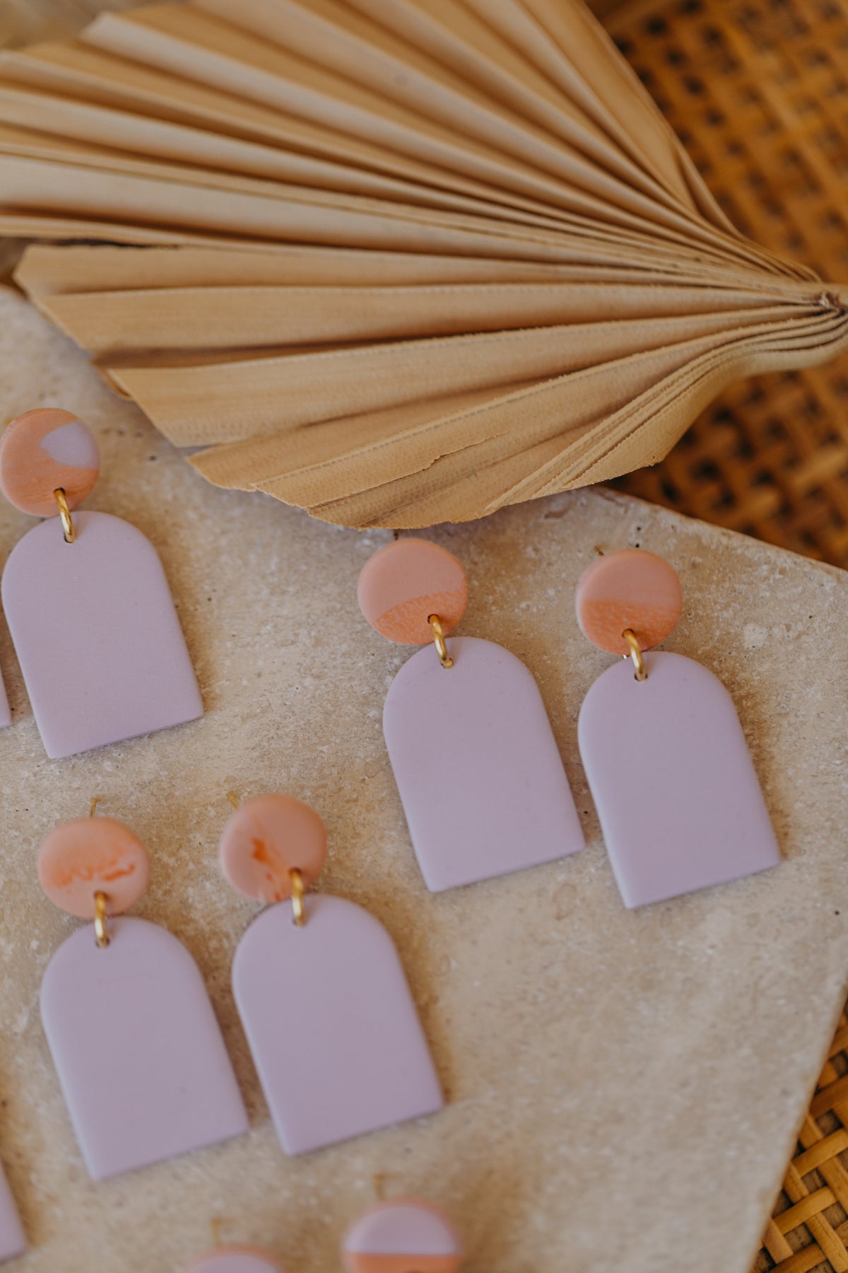 CAROL - Bogen Ohrringe aus Polymer Ton in Pastell Lila, Peach und Orange