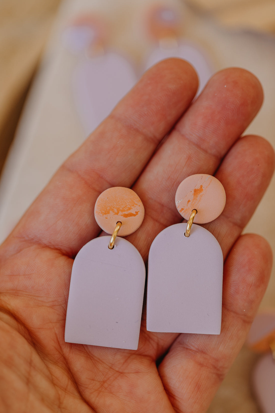 CAROL - Bogen Ohrringe aus Polymer Ton in Pastell Lila, Peach und Orange