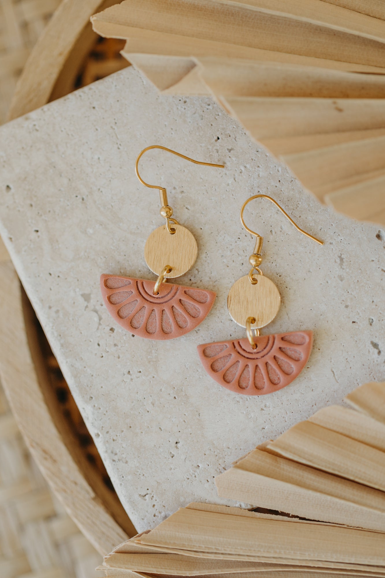 CLOE - runde Ohrringe mit Muster in hellem Terrakotta