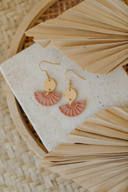 CLOE - runde Ohrringe mit Muster in hellem Terrakotta