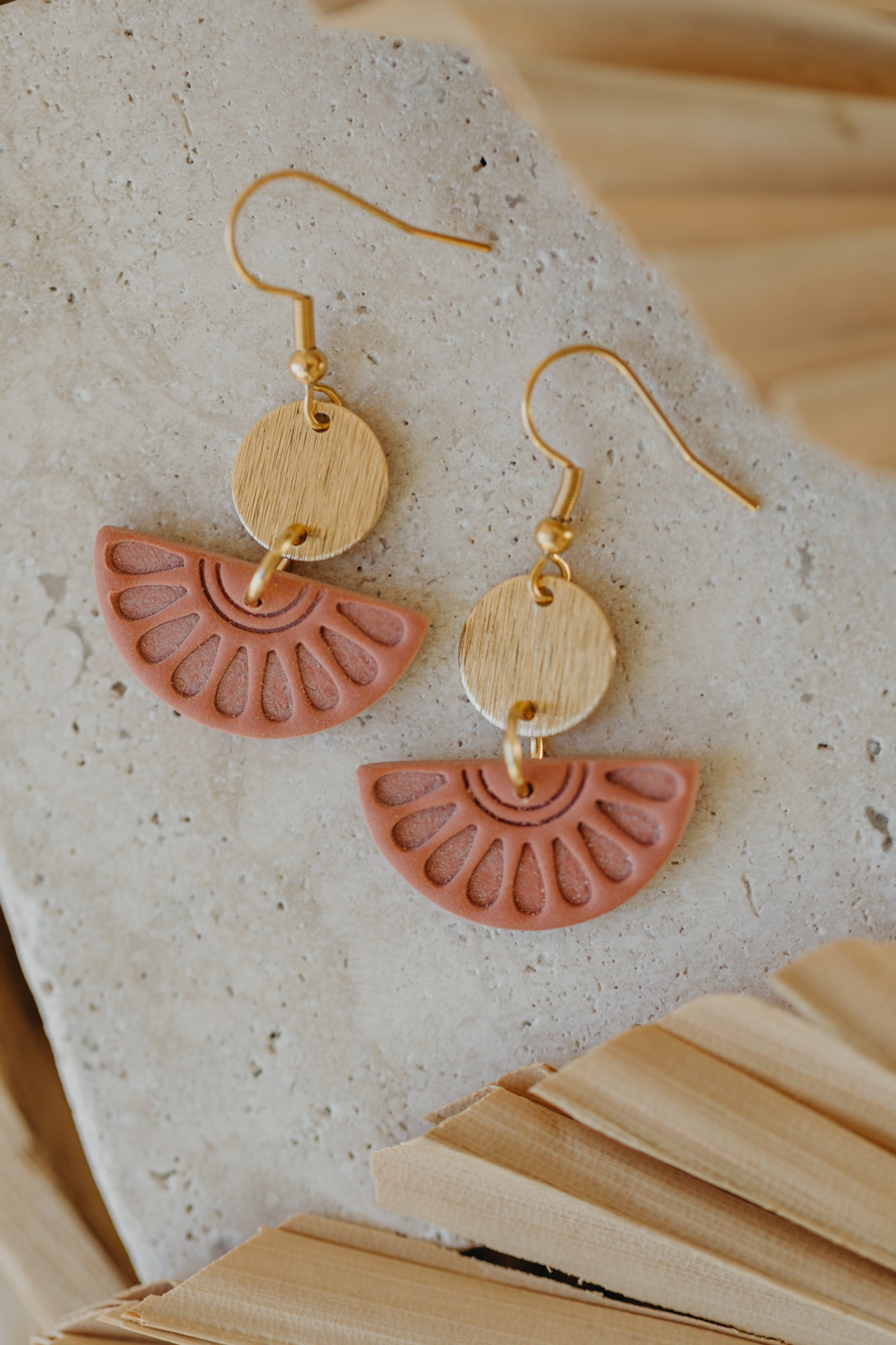 CLOE - runde Ohrringe mit Muster in hellem Terrakotta