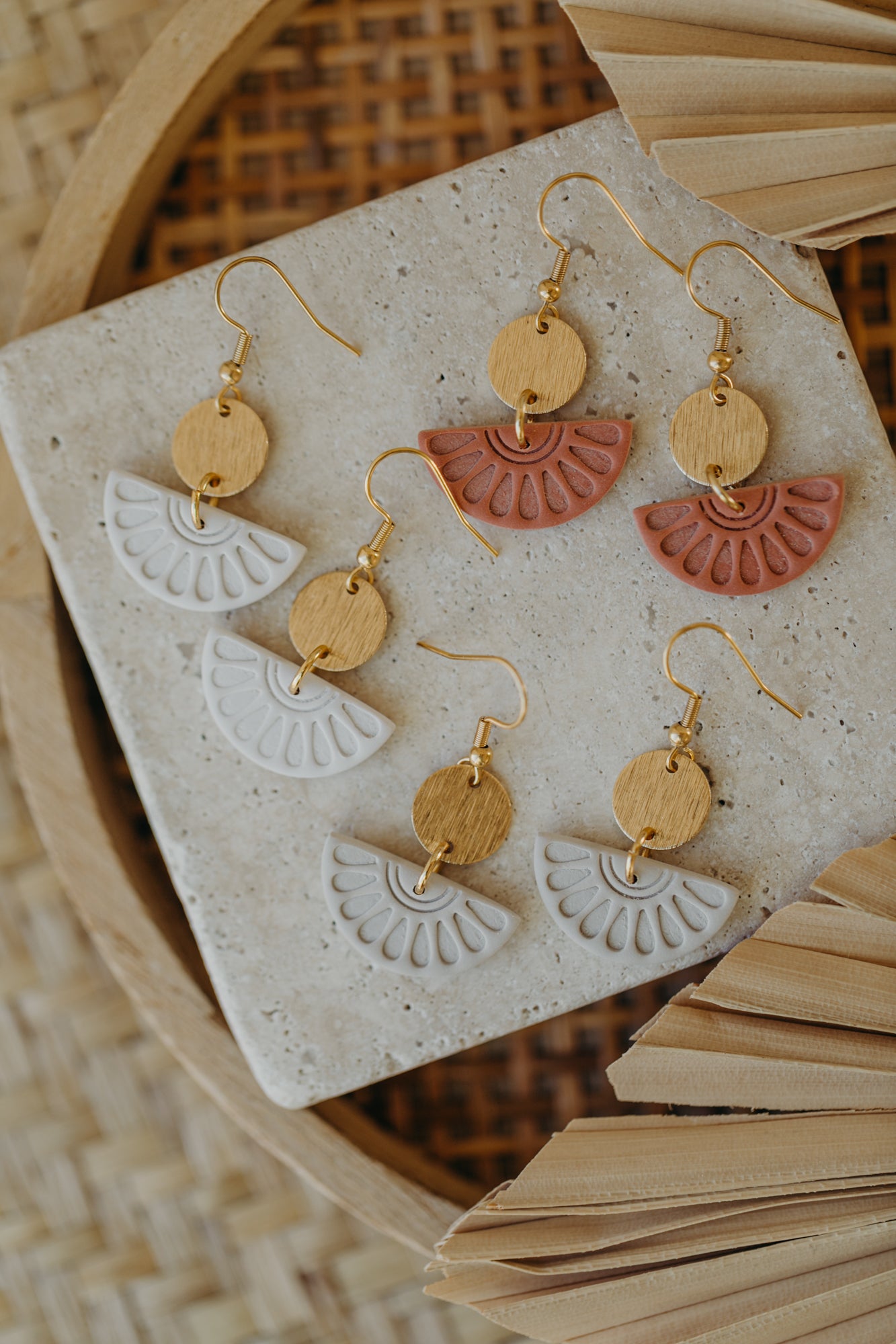 CLOE - runde Ohrringe mit Muster in hellem Terrakotta