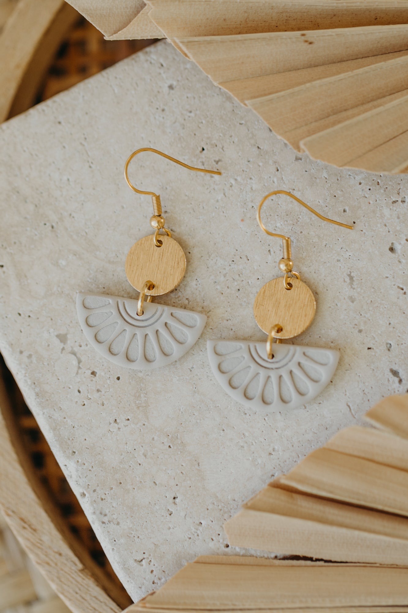CLOE - runde helle Ohrringe mit Muster