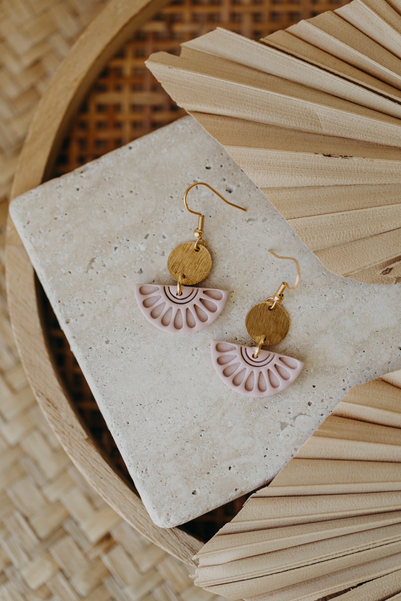 CLOE - runde Ohrringe mit Muster in rosa