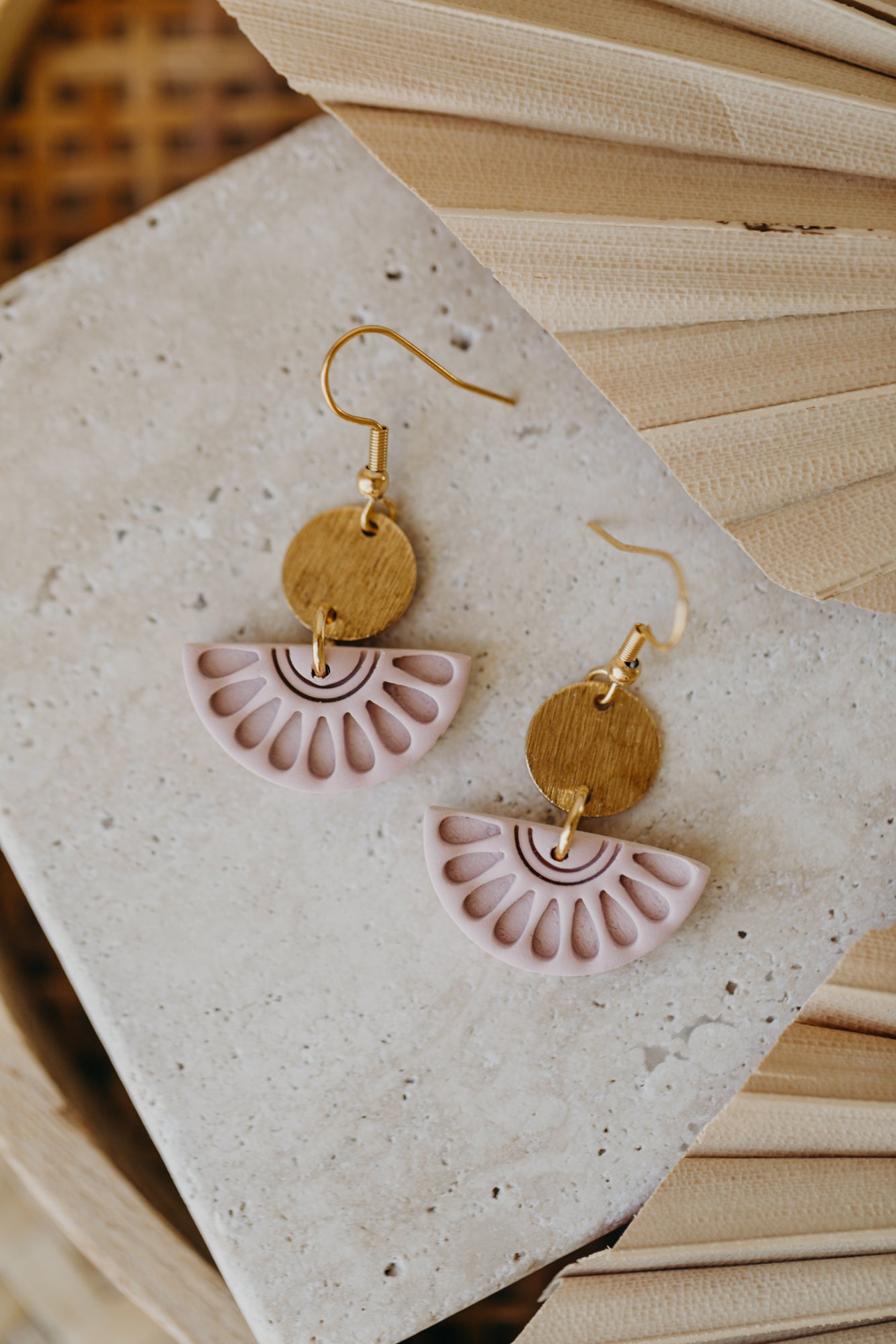 CLOE - runde Ohrringe mit Muster in rosa