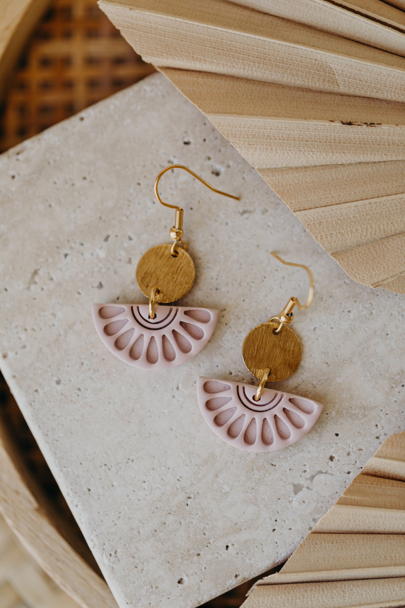 CLOE - runde Ohrringe mit Muster in rosa