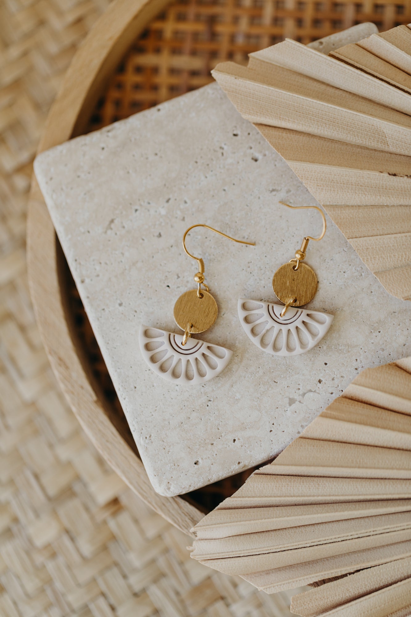 CLOE - runde Ohrringe mit Muster in vanille