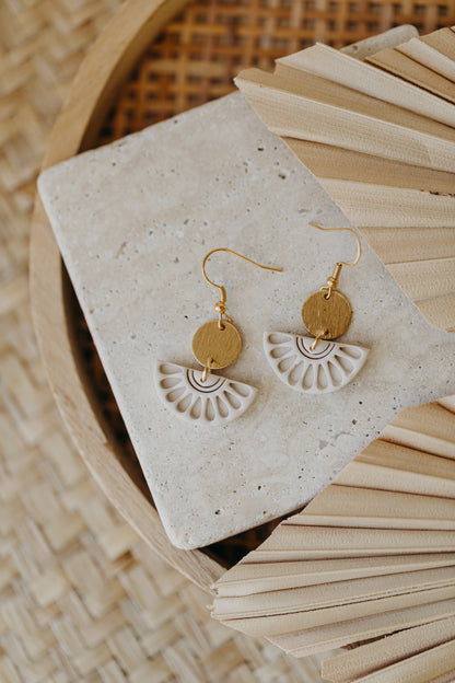 CLOE - runde Ohrringe mit Muster in vanille