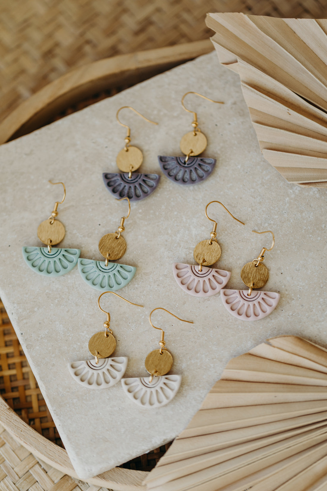 CLOE - runde Ohrringe mit Muster in rosa