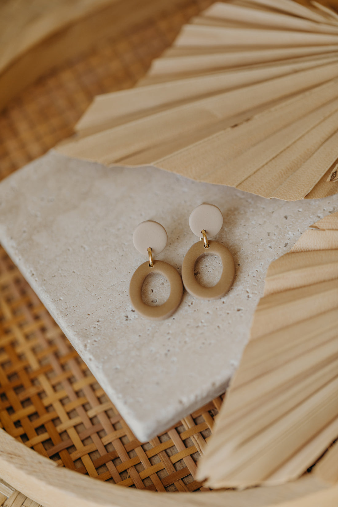 CELESTE - zweifarbige ovale Polymer Ton Ohrringe beige