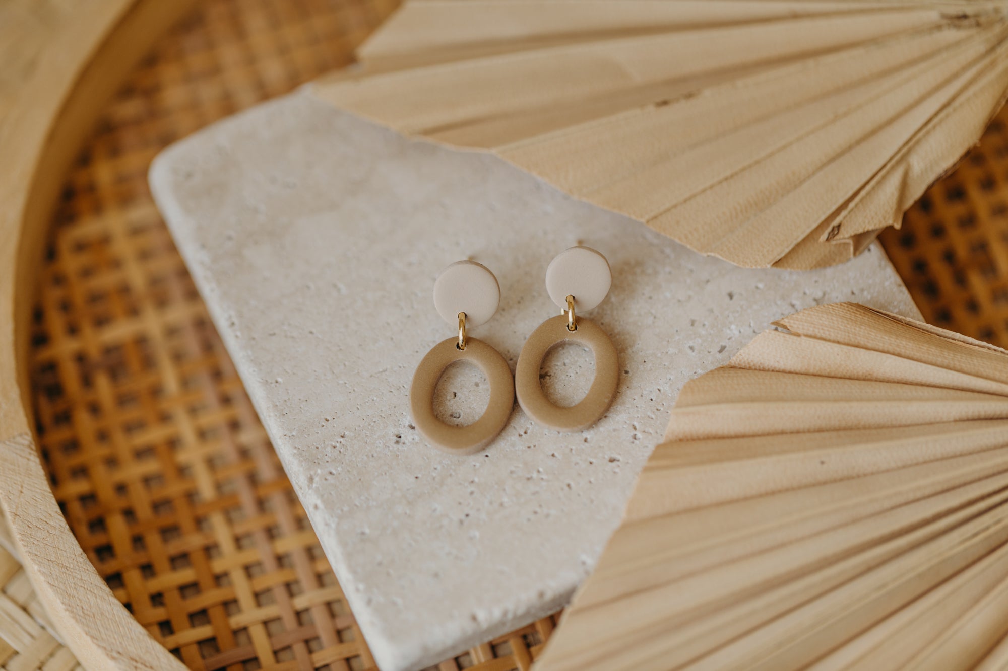 CELESTE - zweifarbige ovale Polymer Ton Ohrringe beige