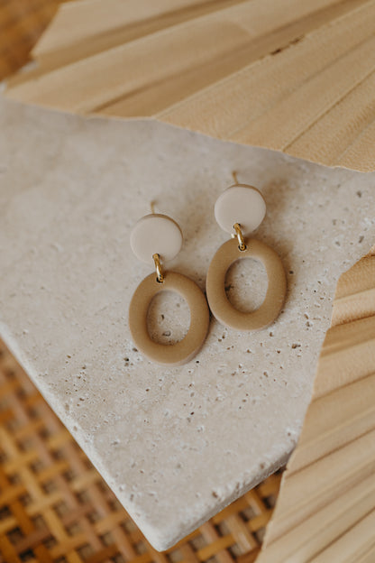 CELESTE - zweifarbige ovale Polymer Ton Ohrringe beige