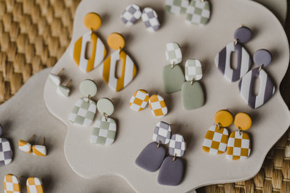 KARIN - Eckige Checkerboard Ohrstecker aus Polymer Ton