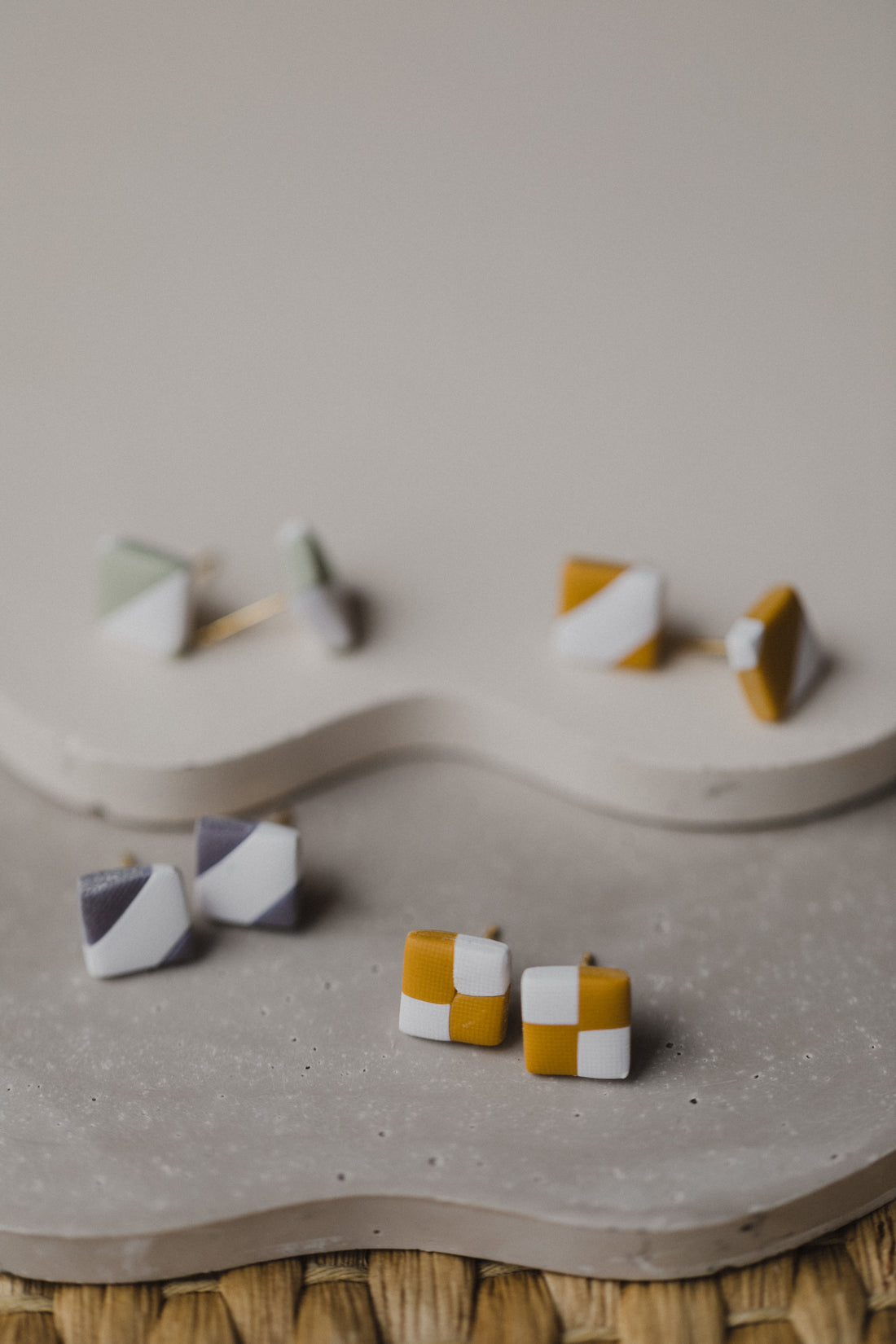 KARIN - Eckige Checkerboard Ohrstecker aus Polymer Ton