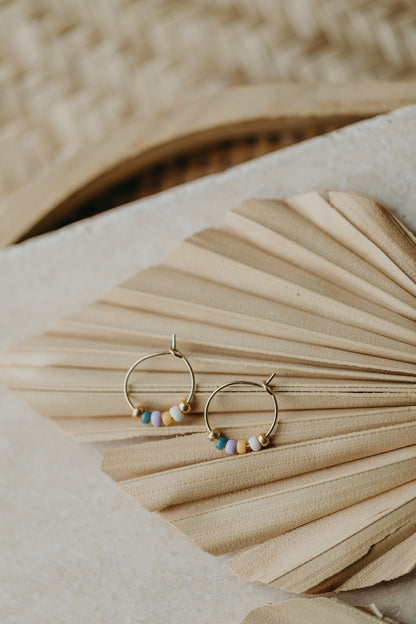 CAPRI - filigrane Creolen mit bunten Perlen