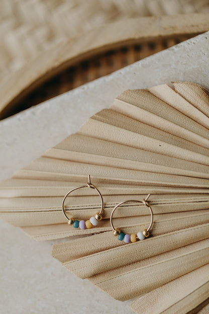 CAPRI - filigrane Creolen mit bunten Perlen