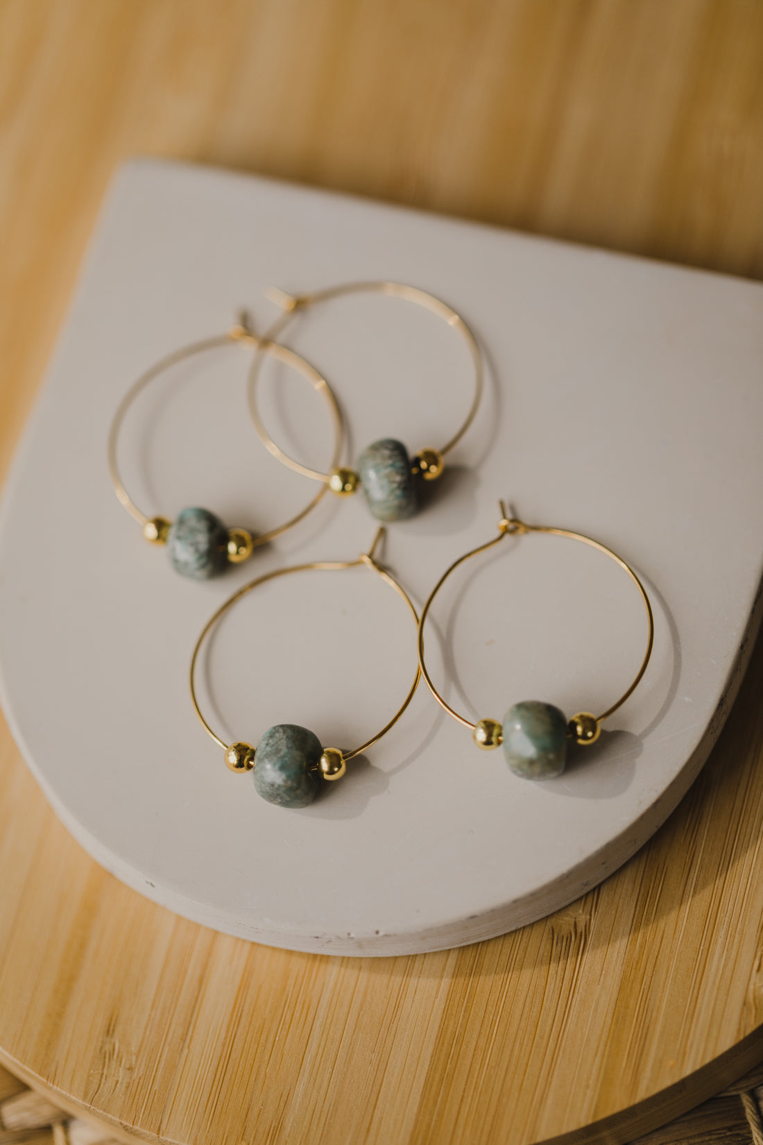 Hoop earrings with round plate - champagne colors