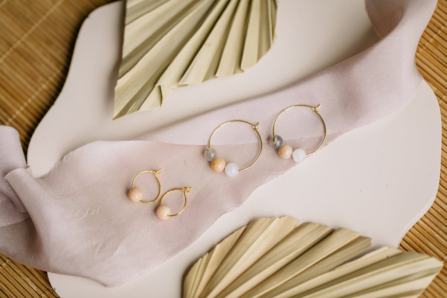 Hoop earrings with round plate - champagne colors