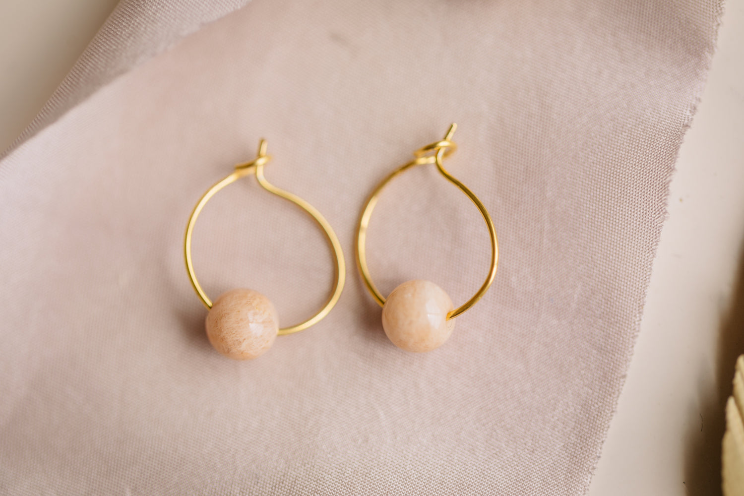 Hoop earrings with round plate - champagne colors