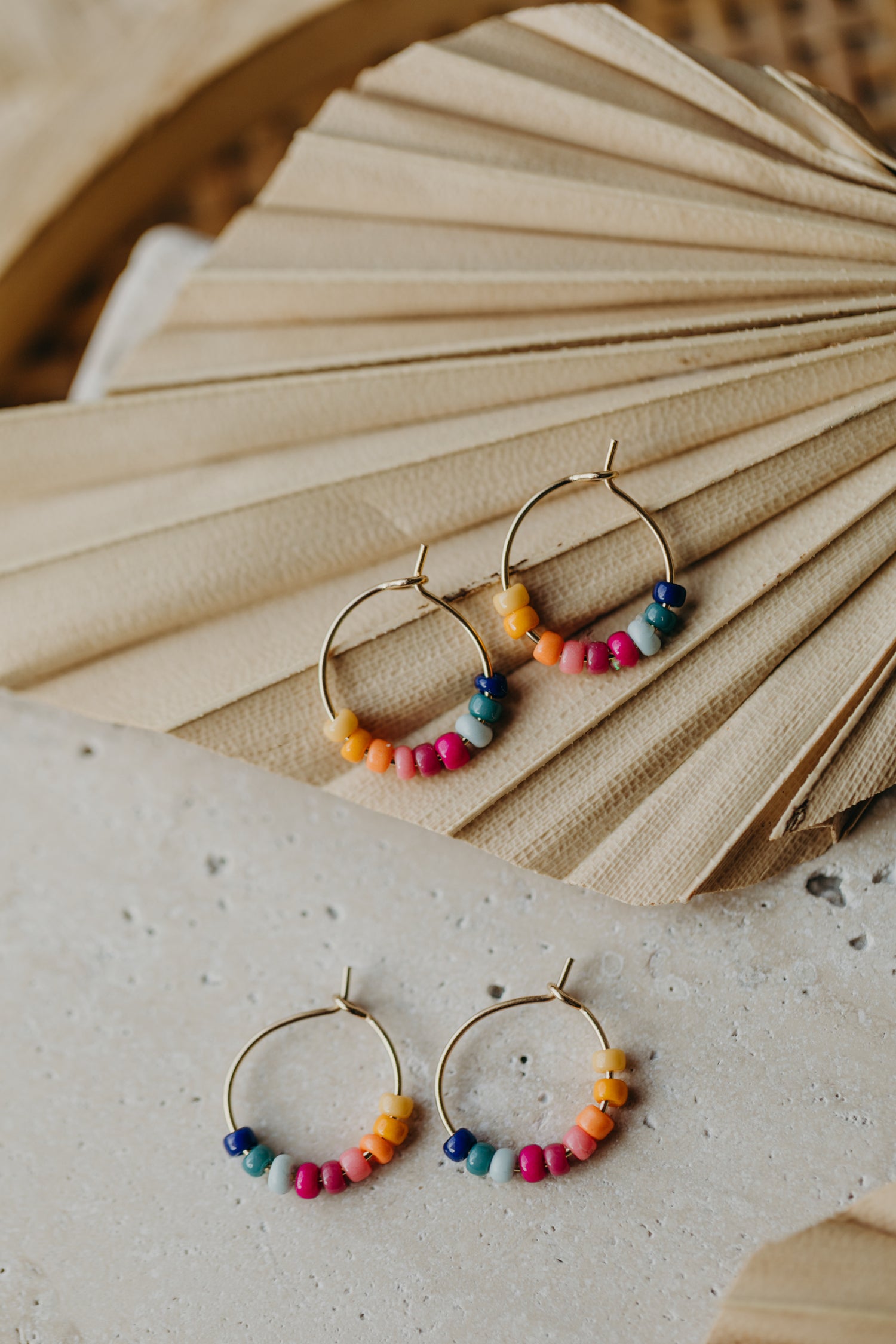 Hoop earrings with round plate - champagne colors