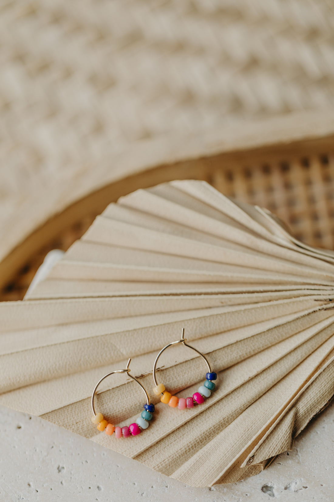 Hoop earrings with round plate - champagne colors