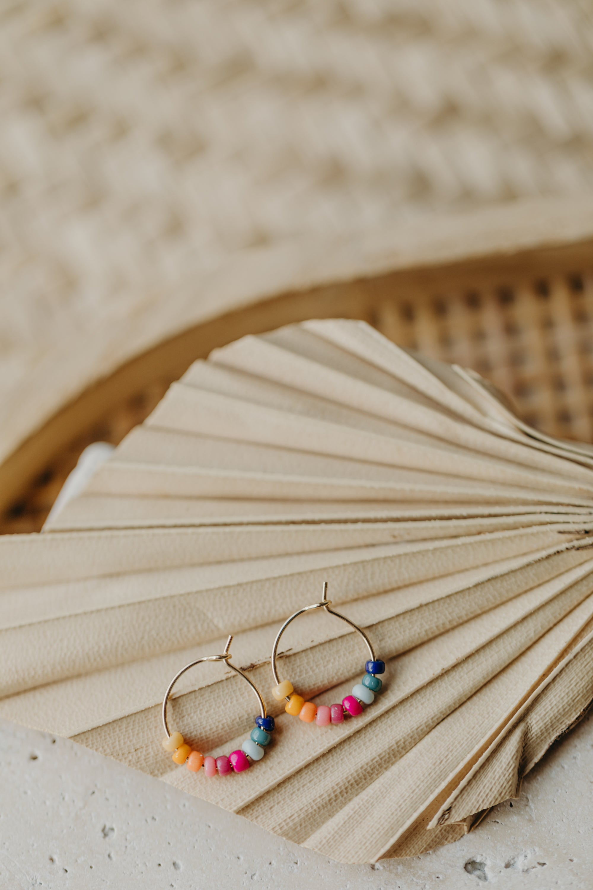 Hoop earrings with round plate - champagne colors