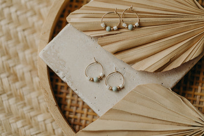 NAXOS - filigrane Creolen mit bunten Perlen