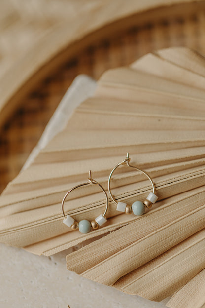 NAXOS - filigrane Creolen mit bunten Perlen