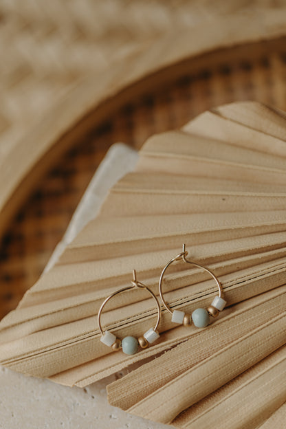 NAXOS - filigrane Creolen mit bunten Perlen