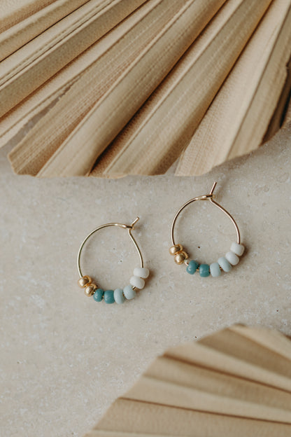 PAROS - filigrane Creolen mit bunten Perlen