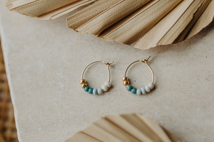 PAROS - filigrane Creolen mit bunten Perlen