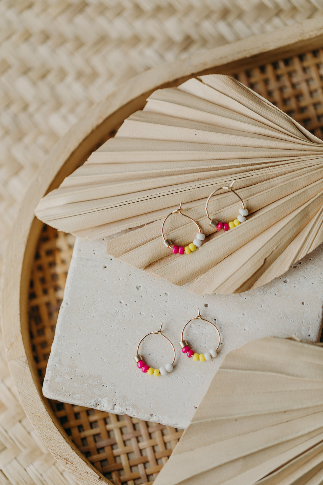 Hoop earrings with round plate - champagne colors