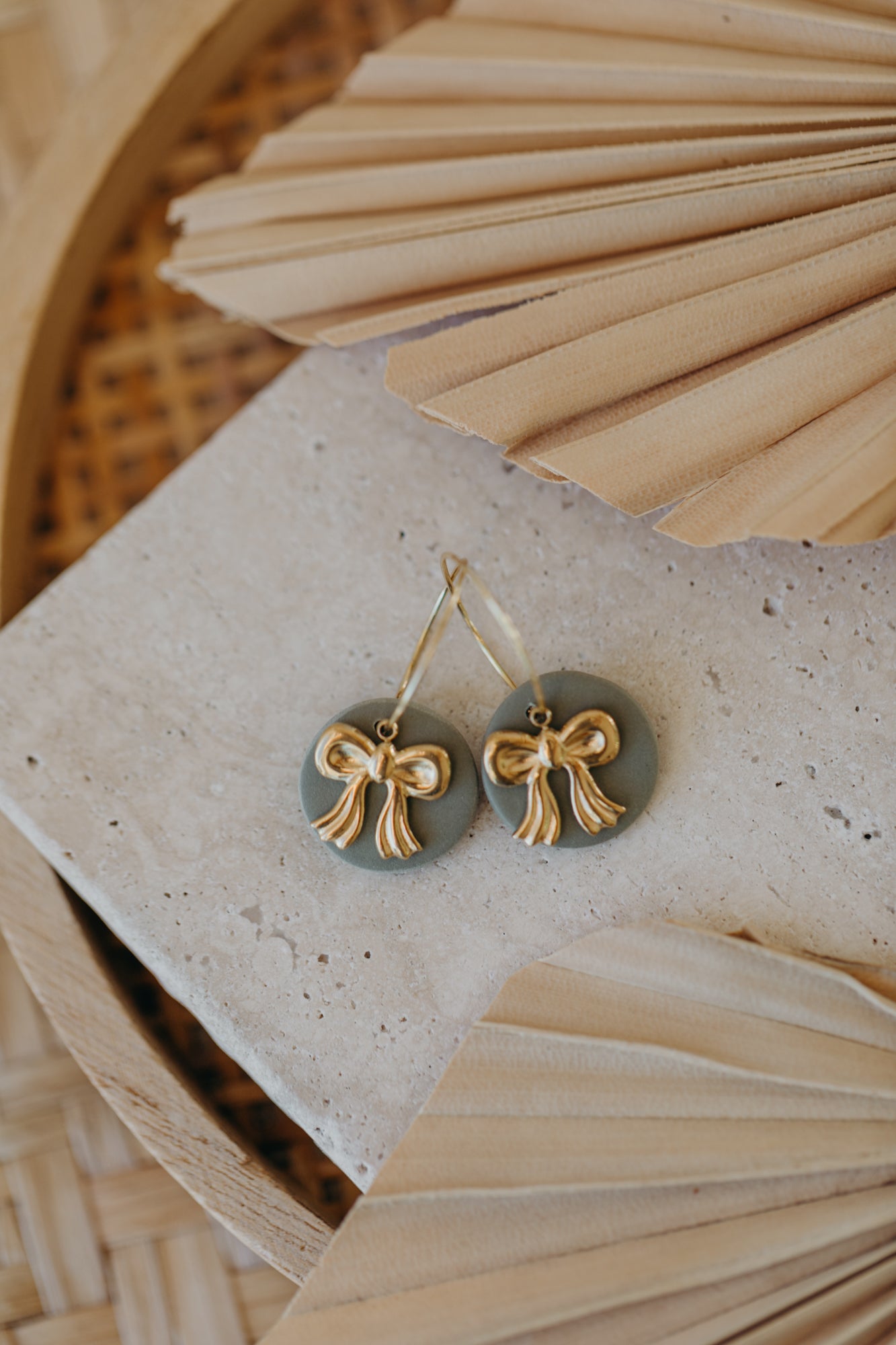 ROSALIE - runde grüne Polymer Ton Creolen mit goldener Schleife