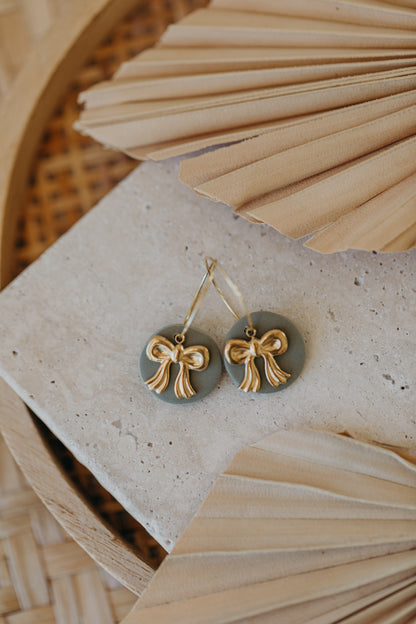 ROSALIE - runde grüne Polymer Ton Creolen mit goldener Schleife