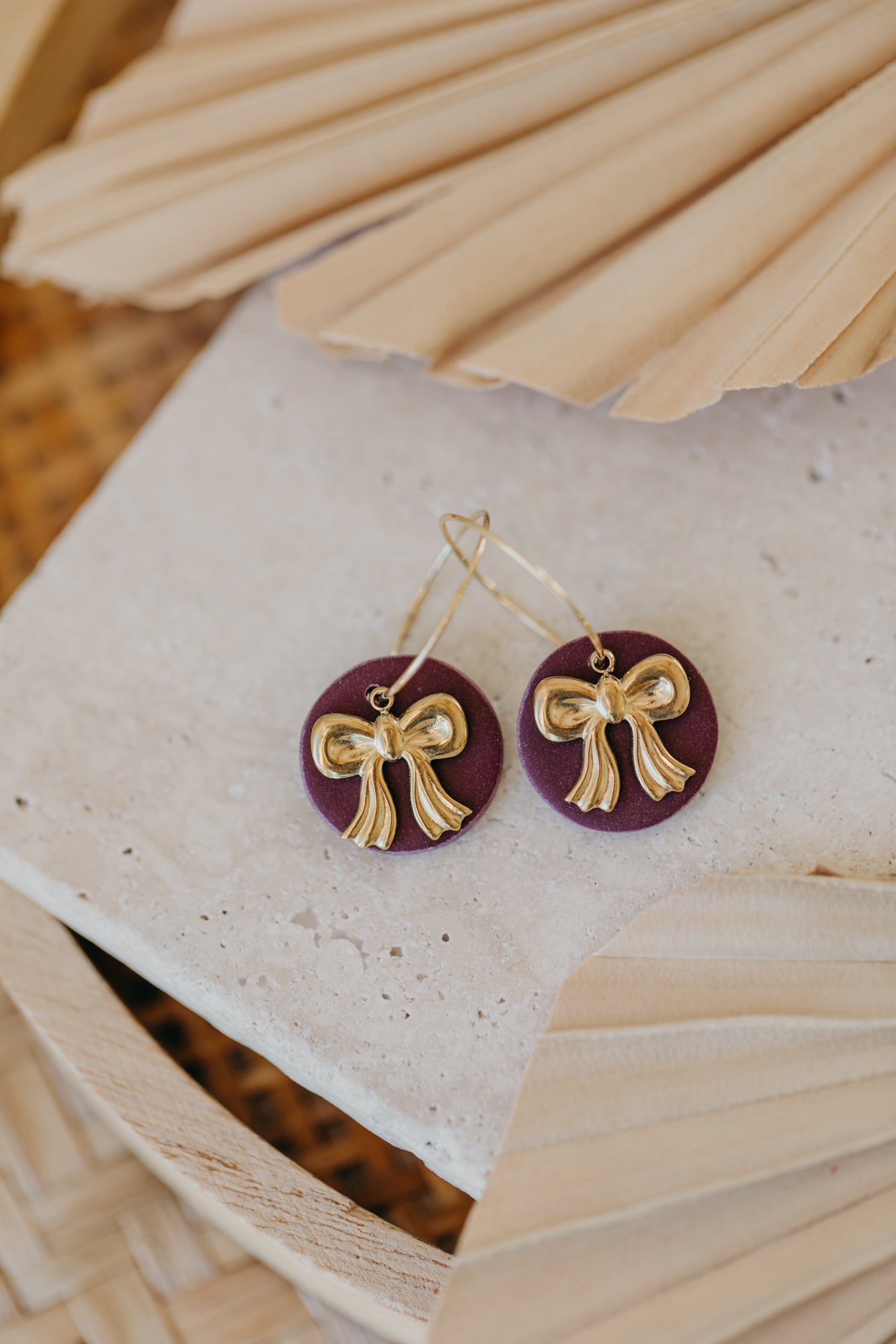 ROSALIE - runde dunkelrote Polymer Ton Creolen mit goldener Schleife