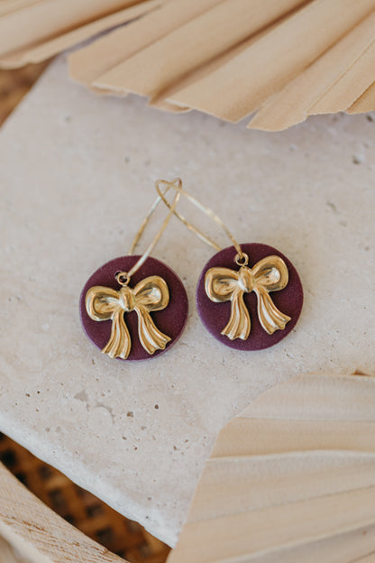 ROSALIE - runde dunkelrote Polymer Ton Creolen mit goldener Schleife