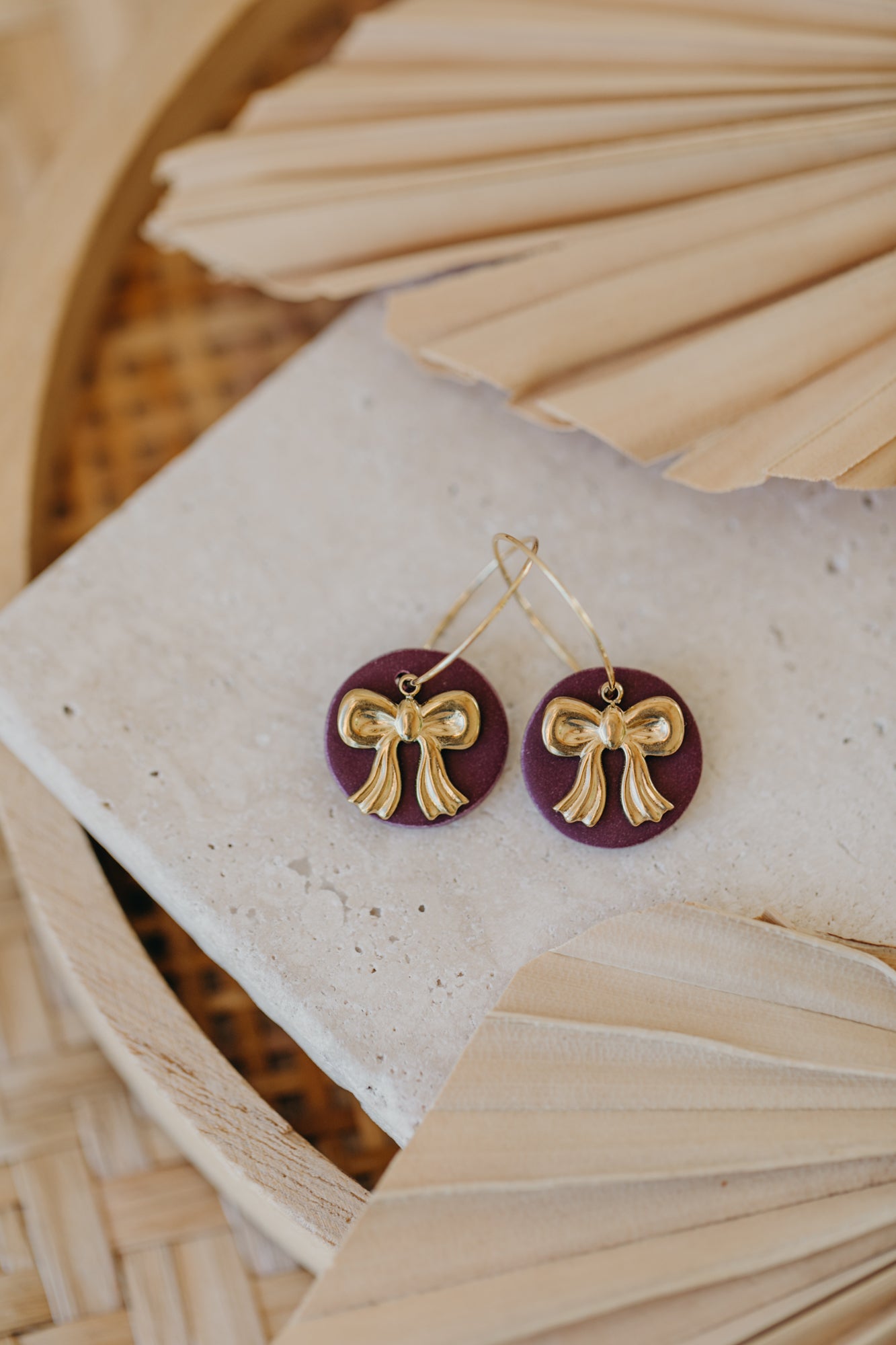 ROSALIE - runde dunkelrote Polymer Ton Creolen mit goldener Schleife