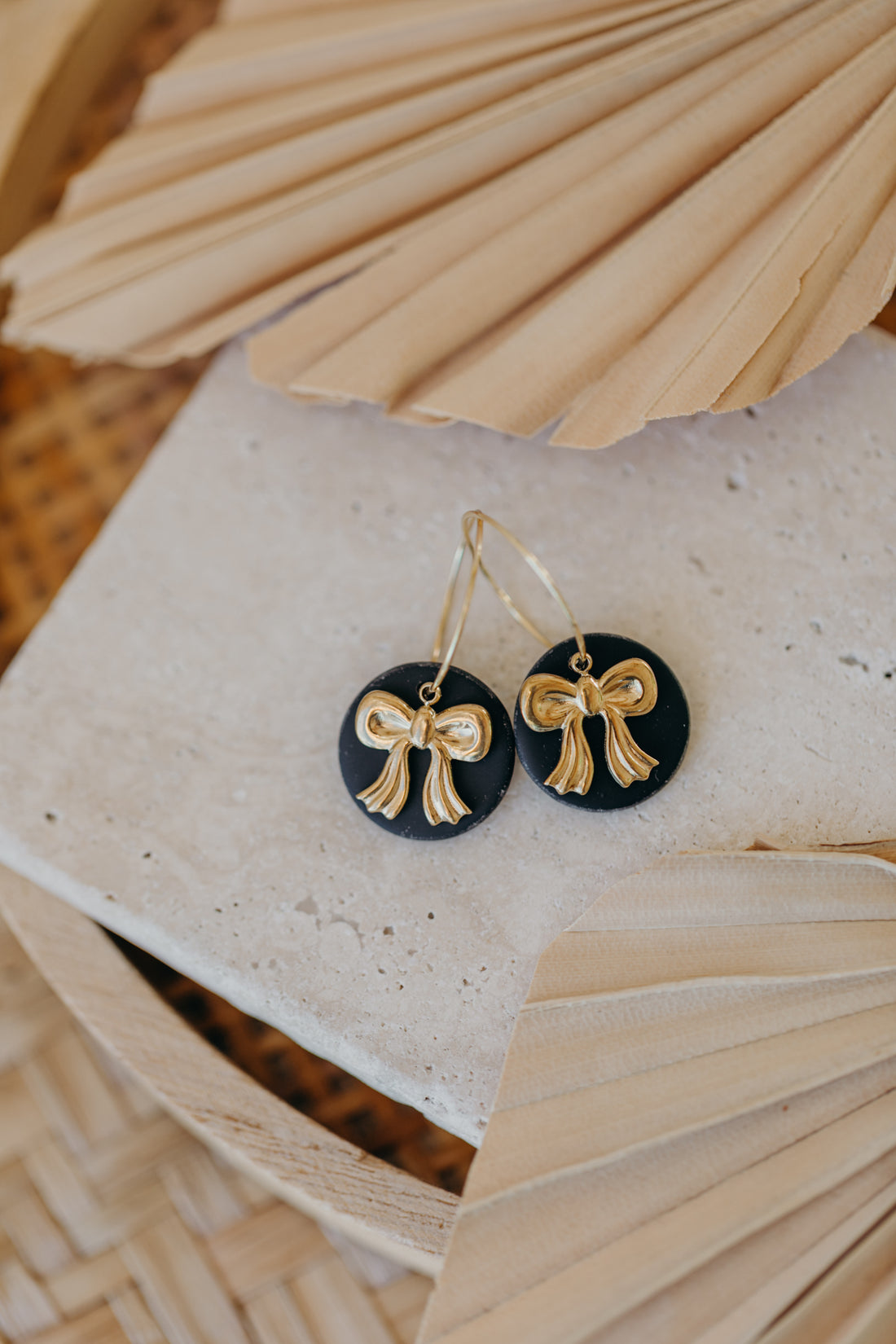 ROSALIE - runde schwarze Polymer Ton Creolen mit goldener Schleife