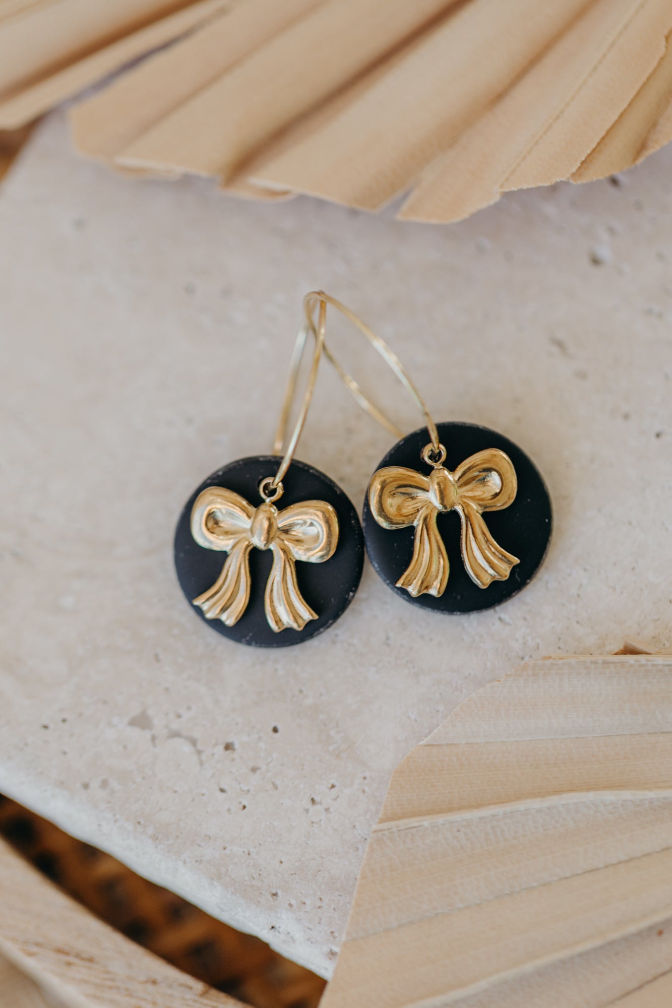 ROSALIE - runde schwarze Polymer Ton Creolen mit goldener Schleife