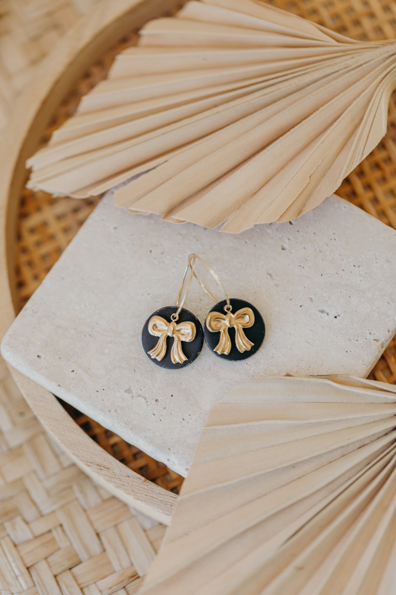 ROSALIE - runde schwarze Polymer Ton Creolen mit goldener Schleife