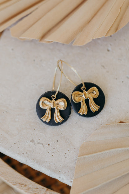 ROSALIE - runde schwarze Polymer Ton Creolen mit goldener Schleife